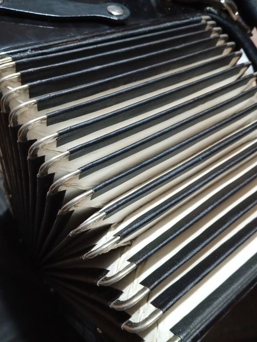 Продавам акордеон