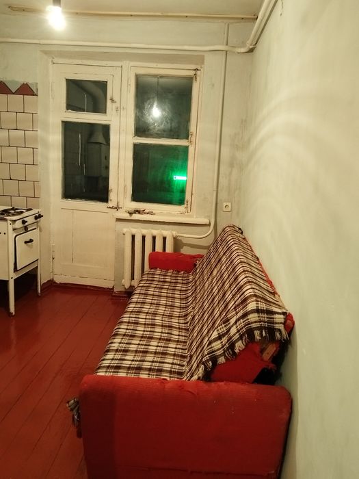 бир хонали уй срочно  сотилади