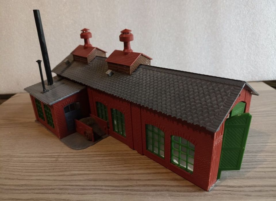 Diorama clădire remiză Faller 

Dimensiuni 305*158*170

Predare person