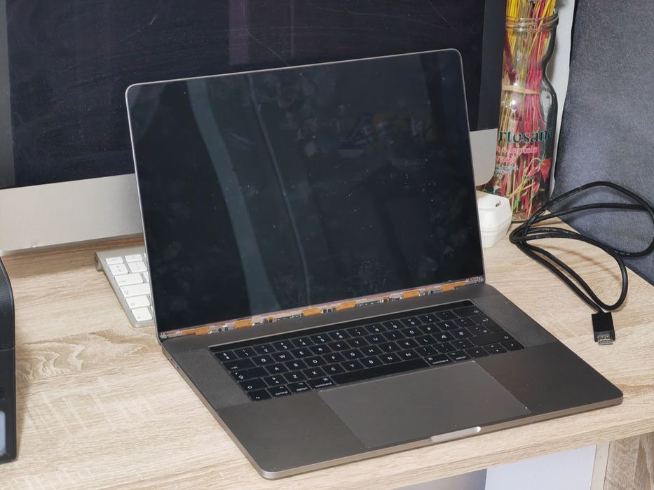 MacBook Pro 15 2017 / i7 / 16gb ram . Video dedicat  Touchbar