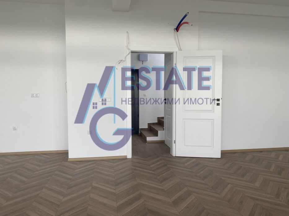 Модерна двуетажна къща в гр. Поморие. РЗП - 196 кв.м. Двор 650 кв.м.