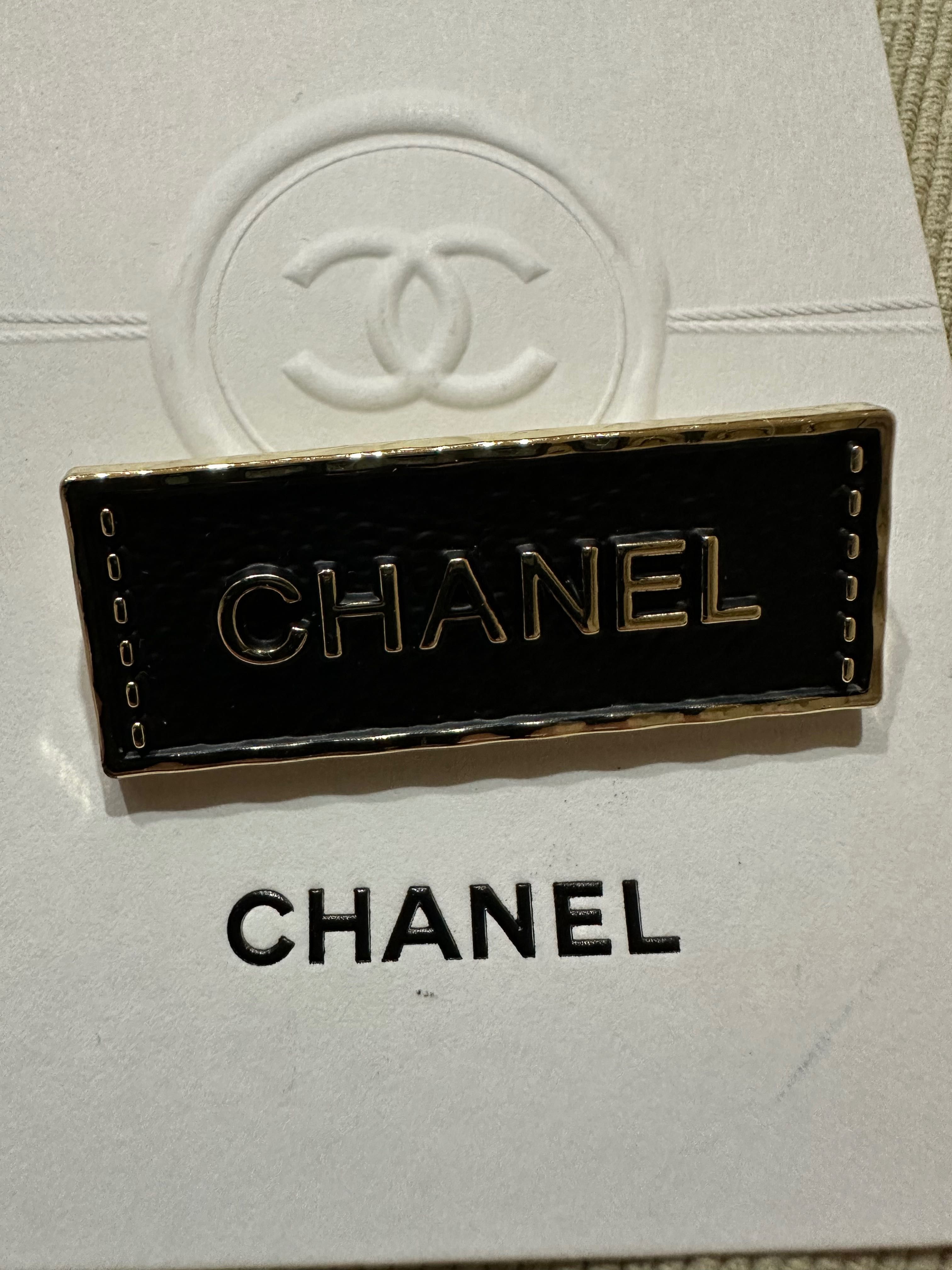 Метална брошка Chanel!