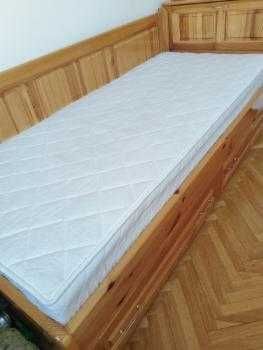 Единично легло от чам с матрак