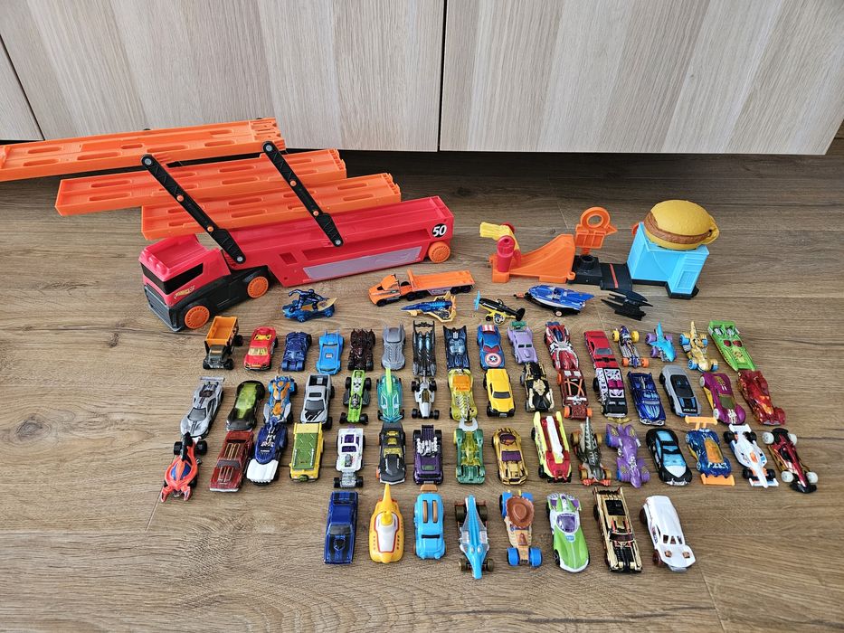 Комплект колички, автовоз и писта Hot Wheels