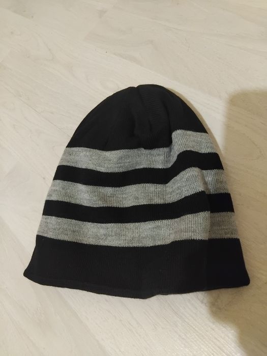 Căciulata Adidas cu doua fețe.