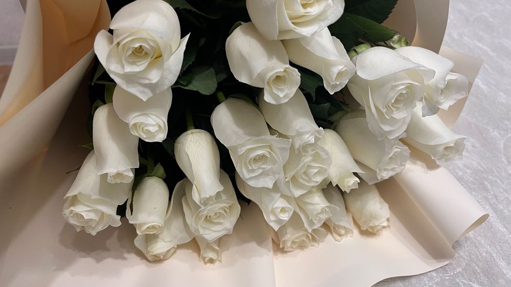 Белые розы готовый букет 25 шт
