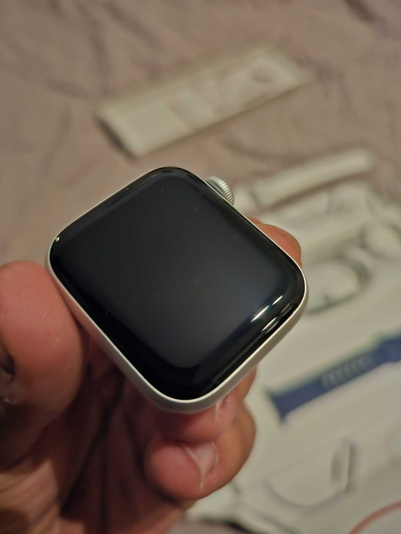 Apple Watch SE2 40mm Silver + бяла каишка Tactical, 2г. гаранция