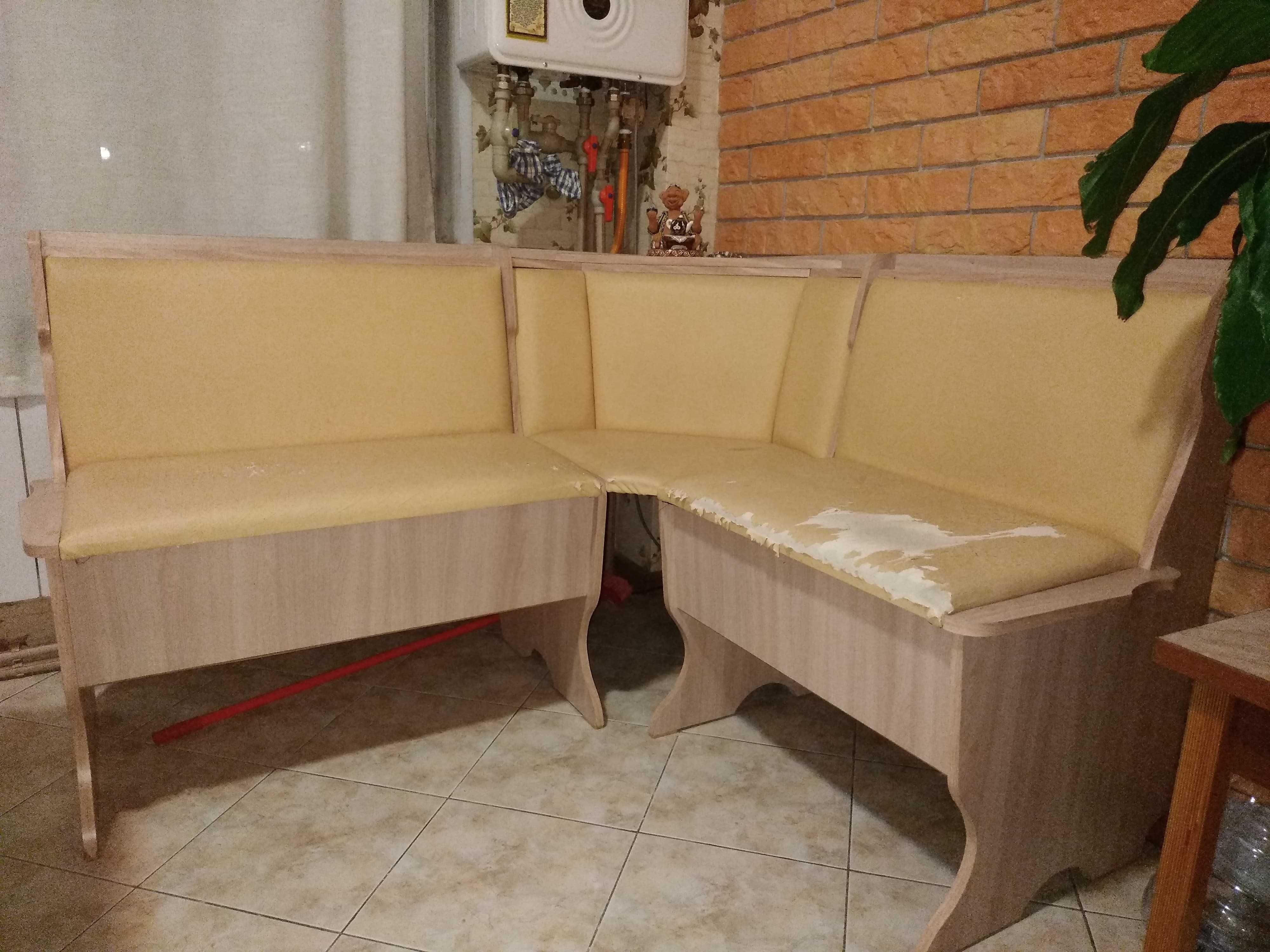 Продам б/у кухонный уголок + 2 табурета (ЛДСП) - самовывоз