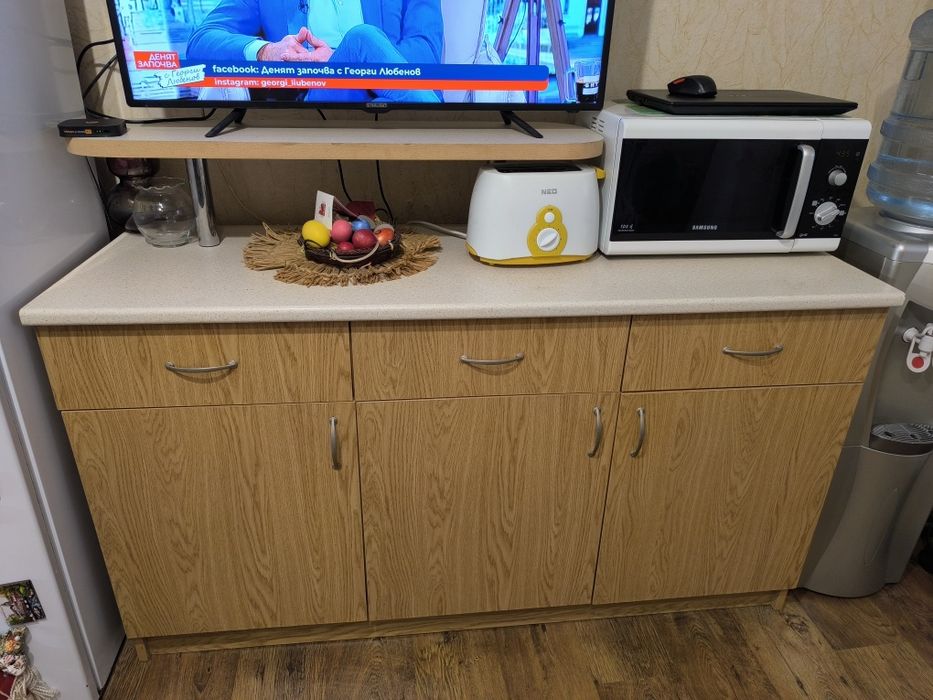 Шкаф за кухня, масивна маса със столове и канапе
