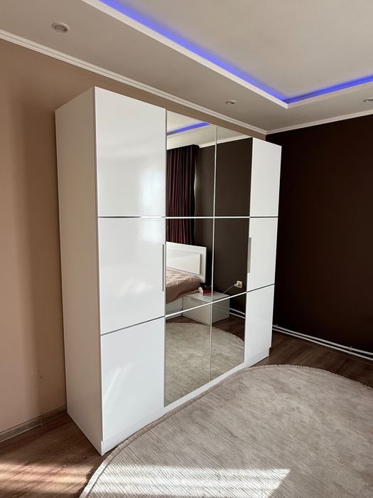 Бял гардероб с огледала в перфектно състояние