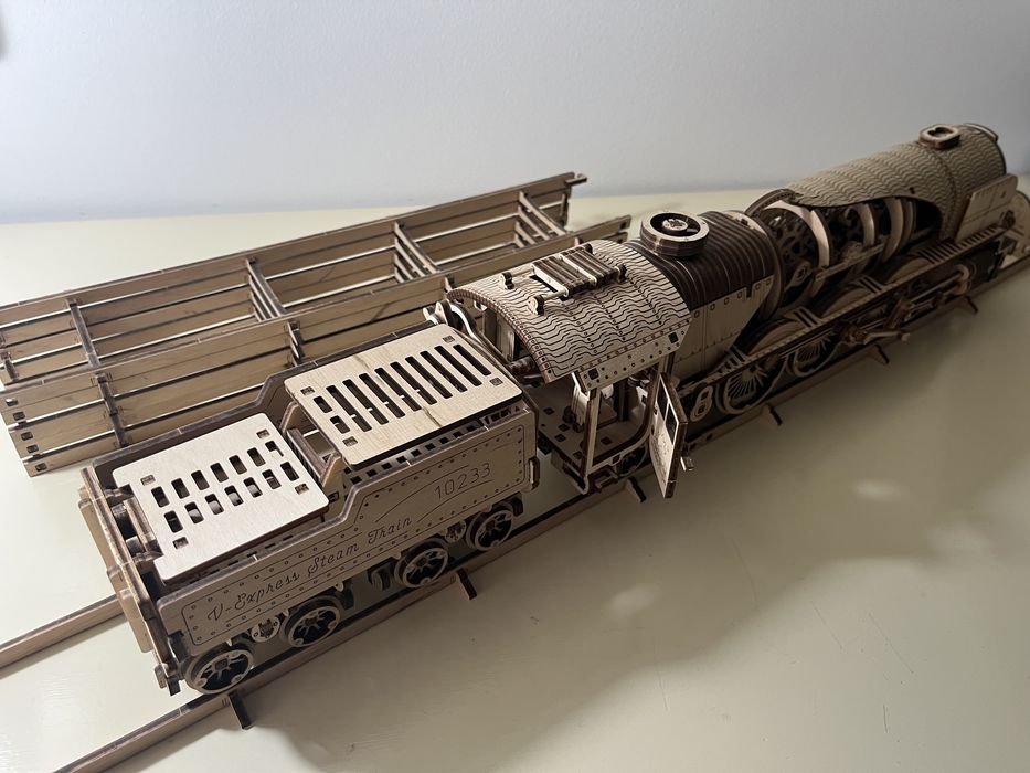Puzzle UGEARS complet asamblat - tren Express cu abur
