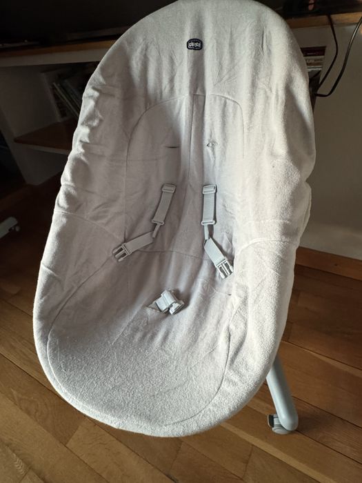 Vand patut chicco & leagan si scaun de masa