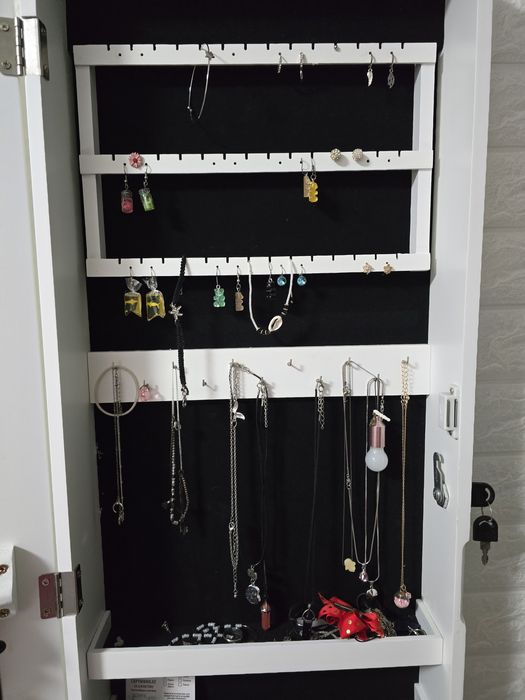 Шкаф за бижута с огледало и ключ