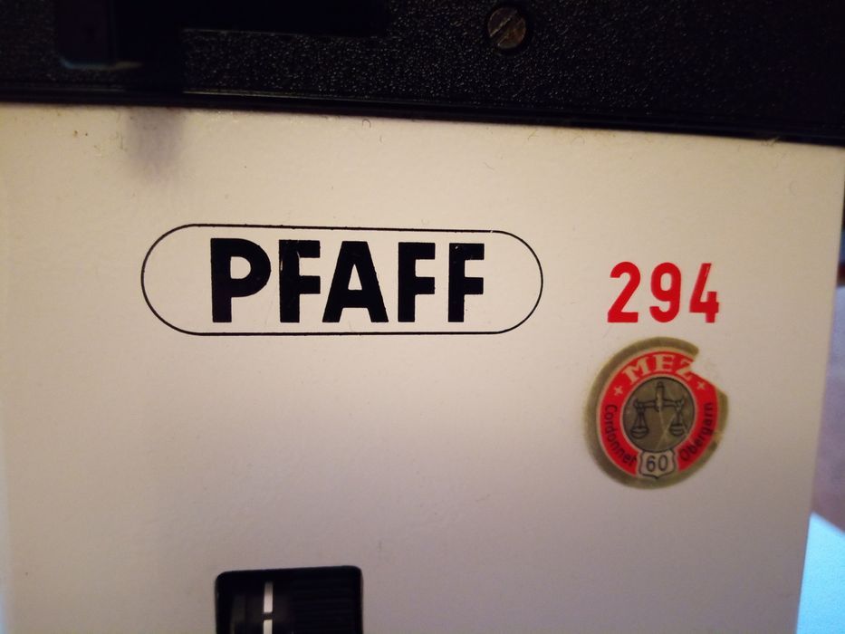 Vând mașină de cusut Pfaff 294 cu masă