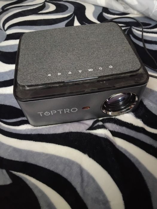 Vând proiector în stare buna mai mult este nou