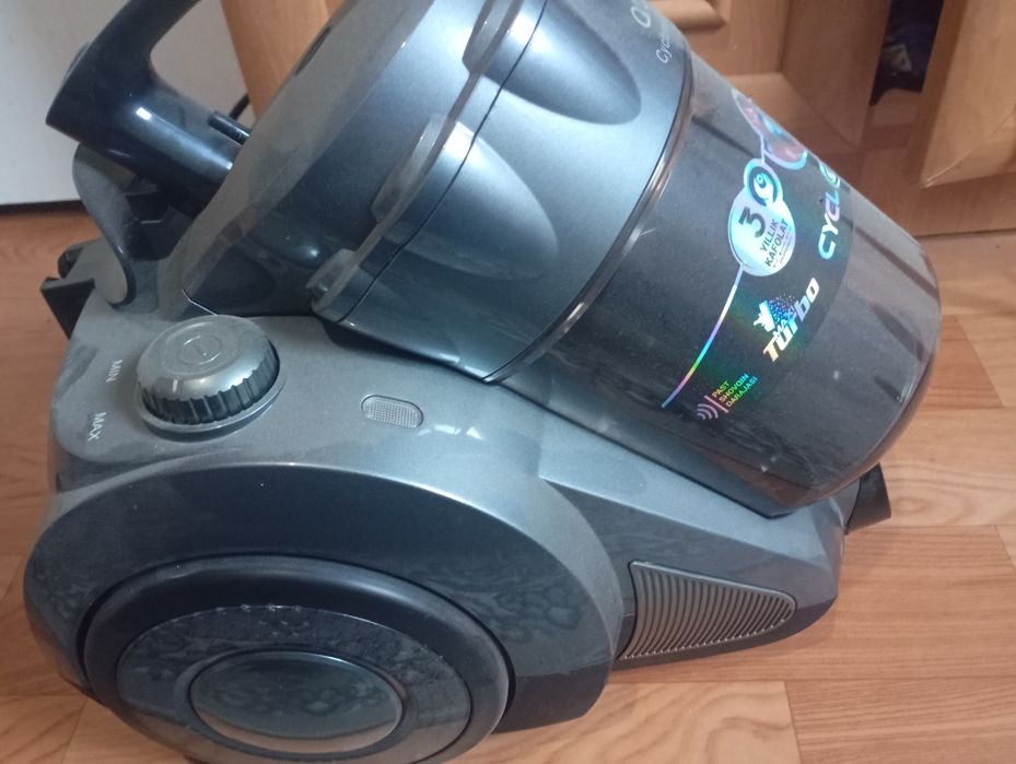 Продаю пылесос марки artel на 2000w