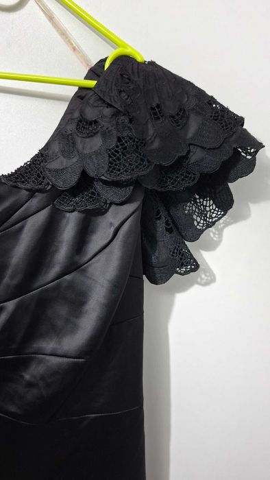 Елегантна сатенена рокля с едно рамо и дантелен акцент – Lipsy London