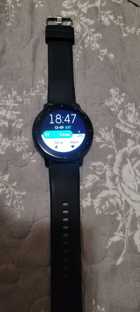 Smartwatch nou cu diferite funcți.