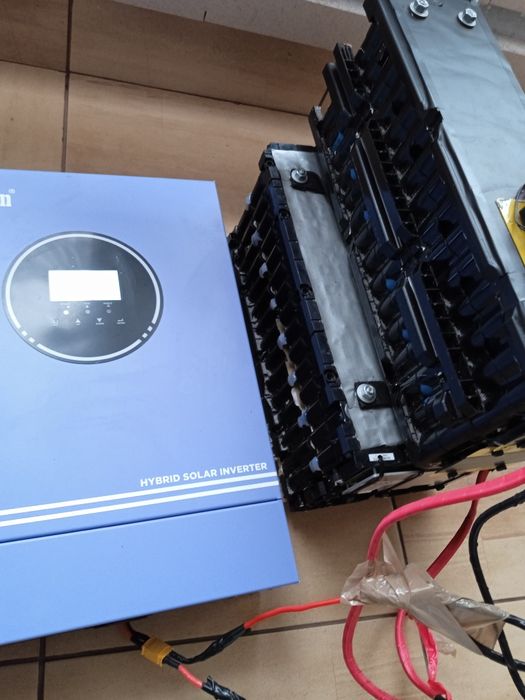 Chit voltaic invertor de 24v 3000W și două baterii ambele de 150Ahm