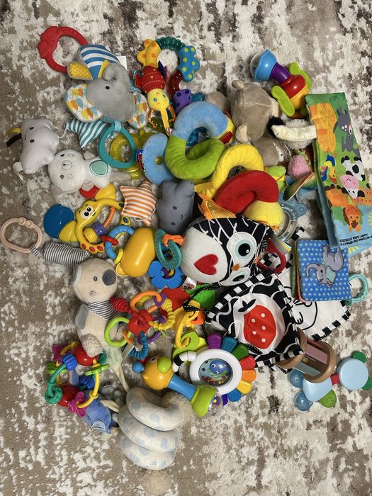 Лот със бебешки играчки.