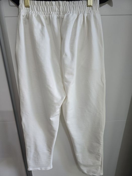 Set pantaloni conici, 3/4, cu talie înaltă, top, din voal și detalii d