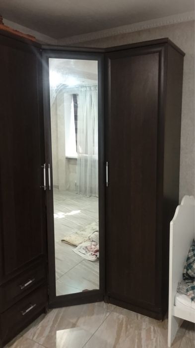Шкаф угловой в спальню или прихожею