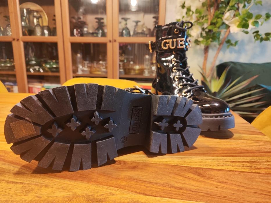 Guess чисто нови обувки /боти/