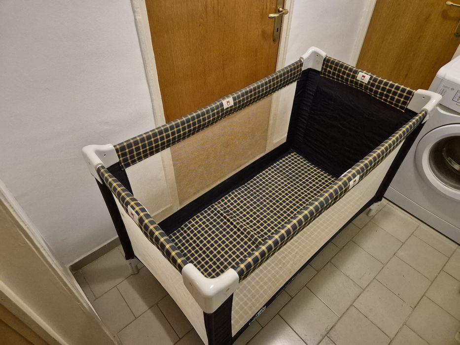 Vand patut pliabil pentru bebelusi, marca Cam, in stare foarte buna