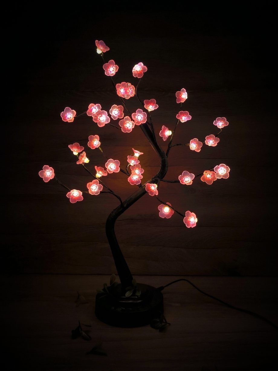 Лампа с форма на дърво