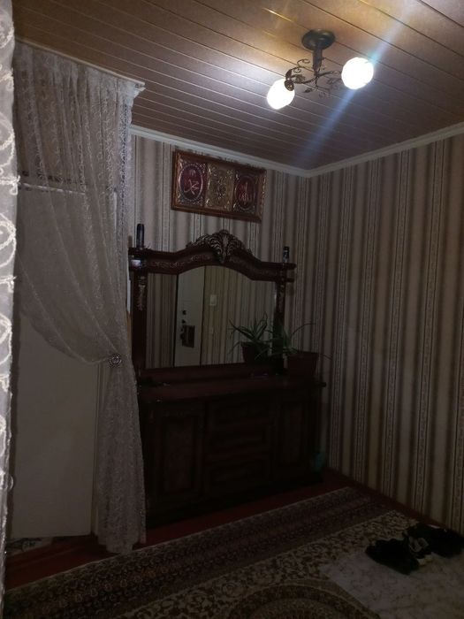 Chirchiq shahar 8 mk da 3 honali uy 3 etaj sotiladi.