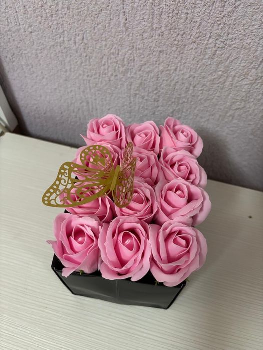 Aranjament Floral 12 trandafiri roz din sapun