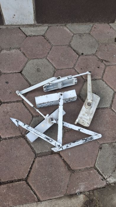 Продам три штук доводчик