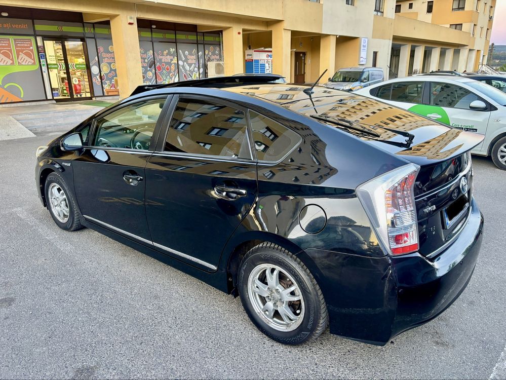Toyota Prius 3  hibrid solar, nu ride sharing