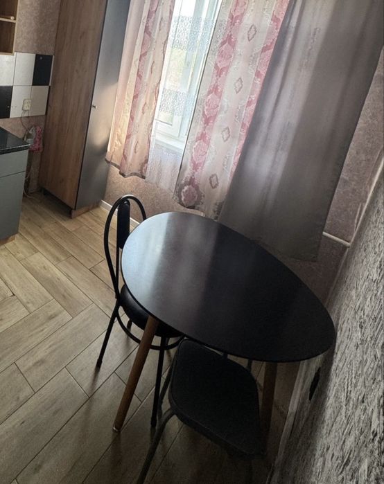 Стол, стулья черные