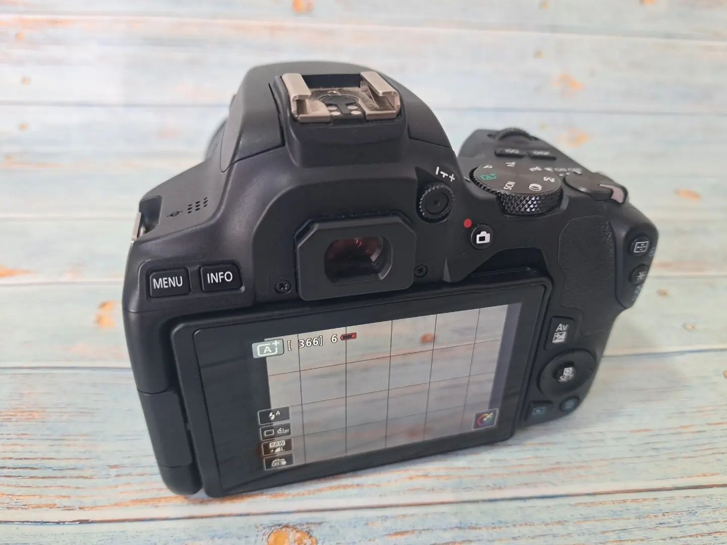 Продам фотоаппарат-камеру Canon EOS 250D (4К формат, идеал)