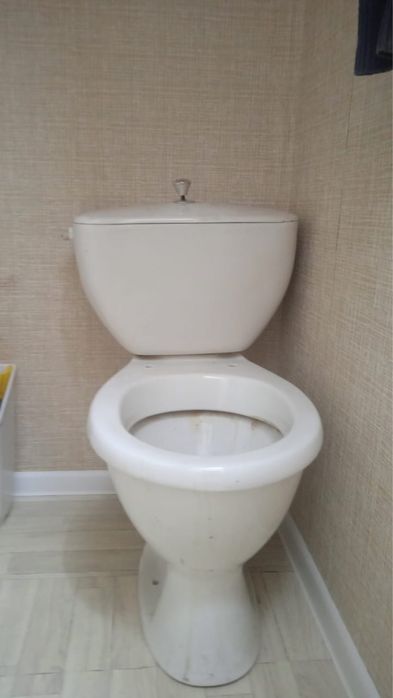 Продам унитаз с бочком в рабочем состоянии