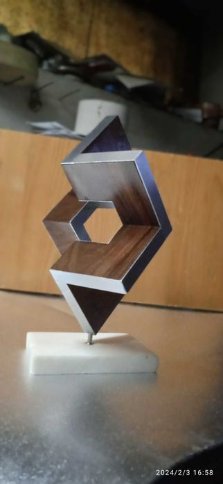 Decorațiuni,lemn,furnir,aluminiu.