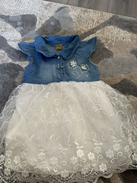 Дрехи -тениски,блузи дънки и роклички.