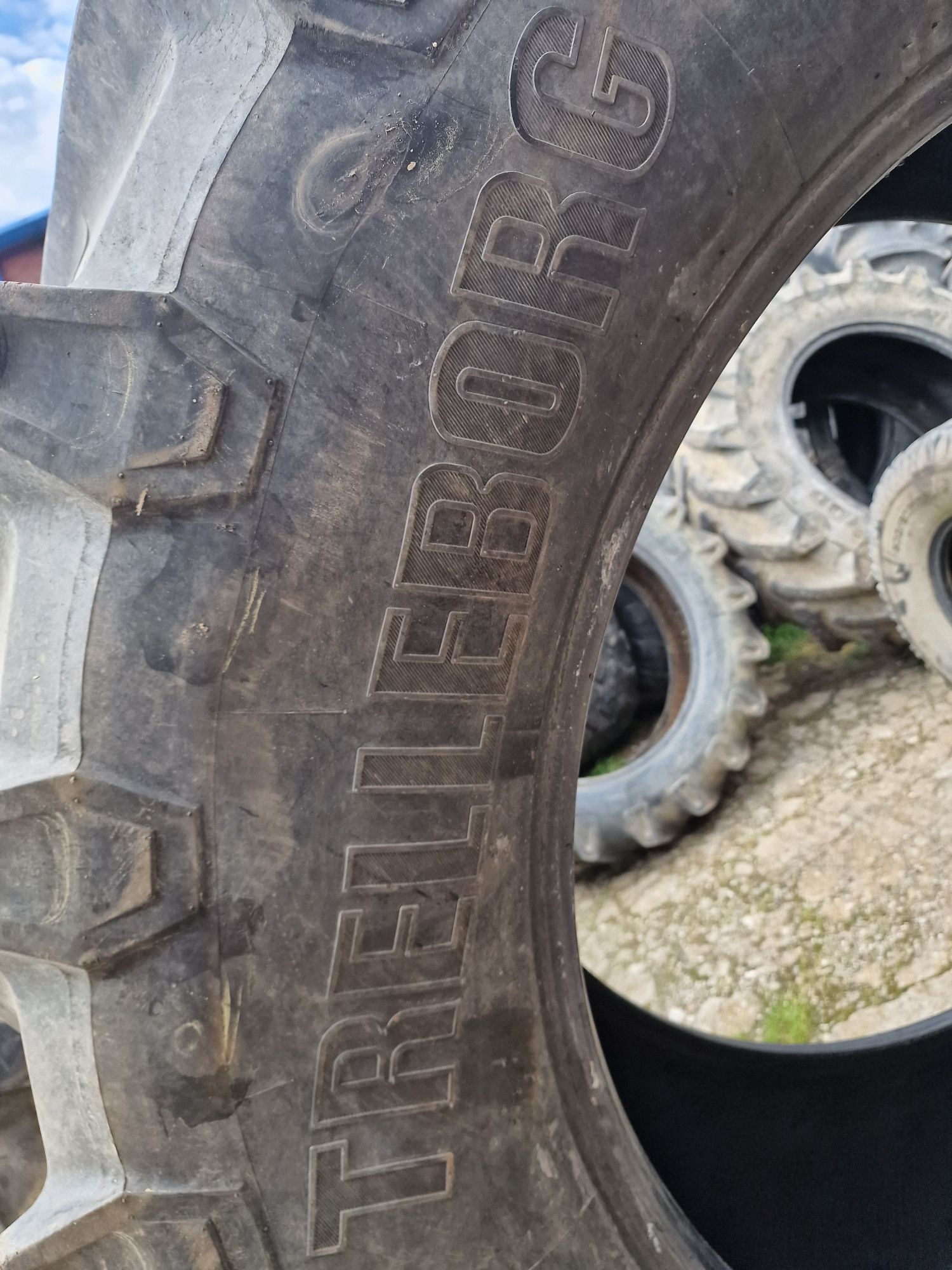 CAUCIUC 650/65R42 marca Trelleborg