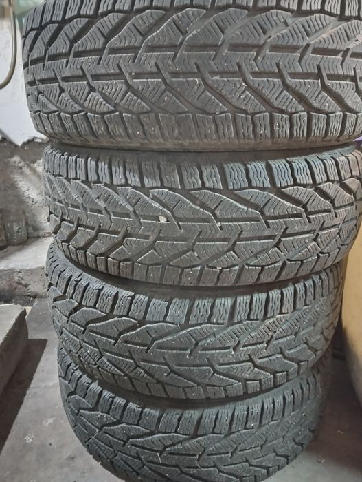 Продавам 4 зимни гуми 205/55/17 на два сезона, без забележки.