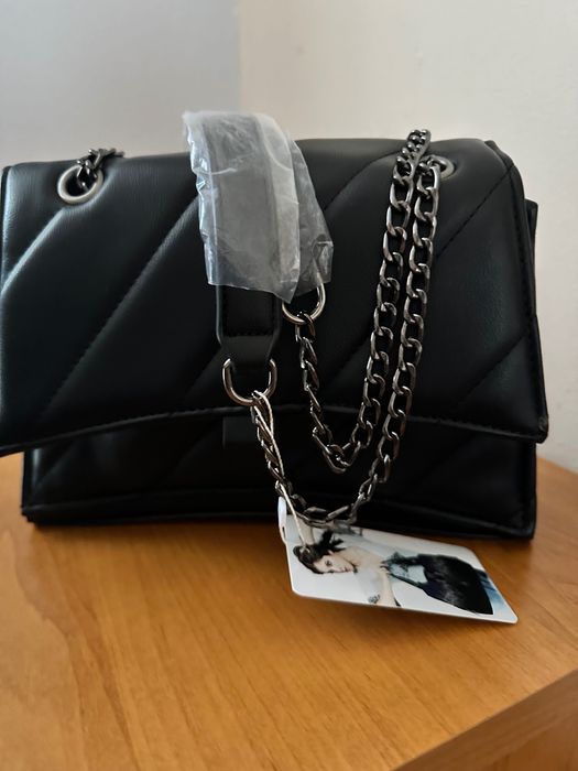 Чисто нова черна чанта с етикет