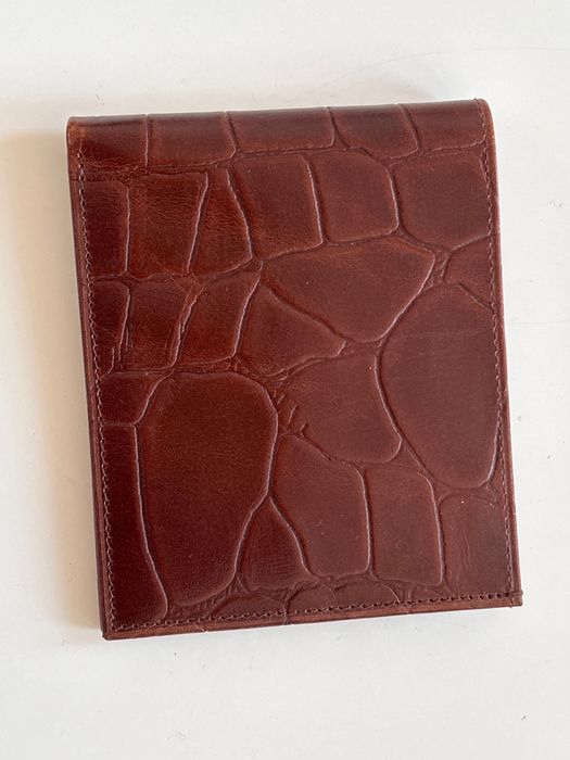 Елегантен кожен ги портфейл неразличим от нов