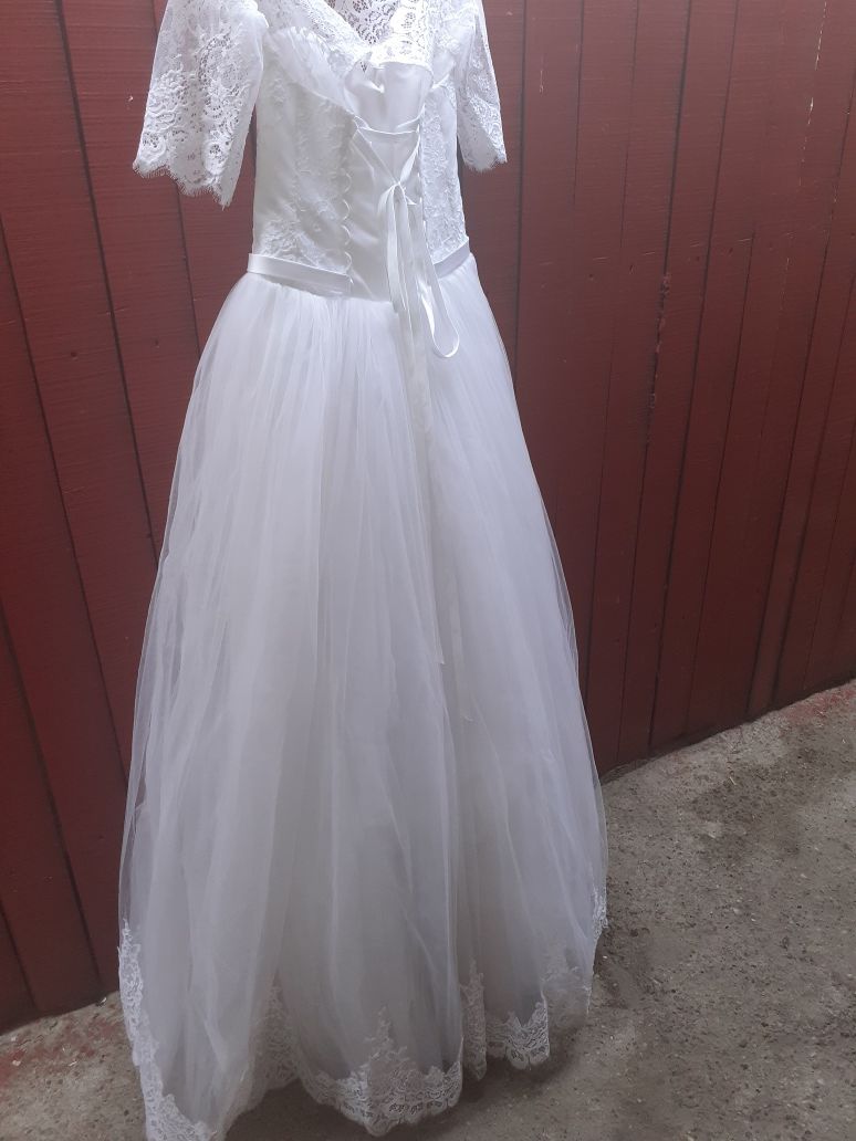 ATENTIE  citiți bine anuntul Vand rochie de mireasa