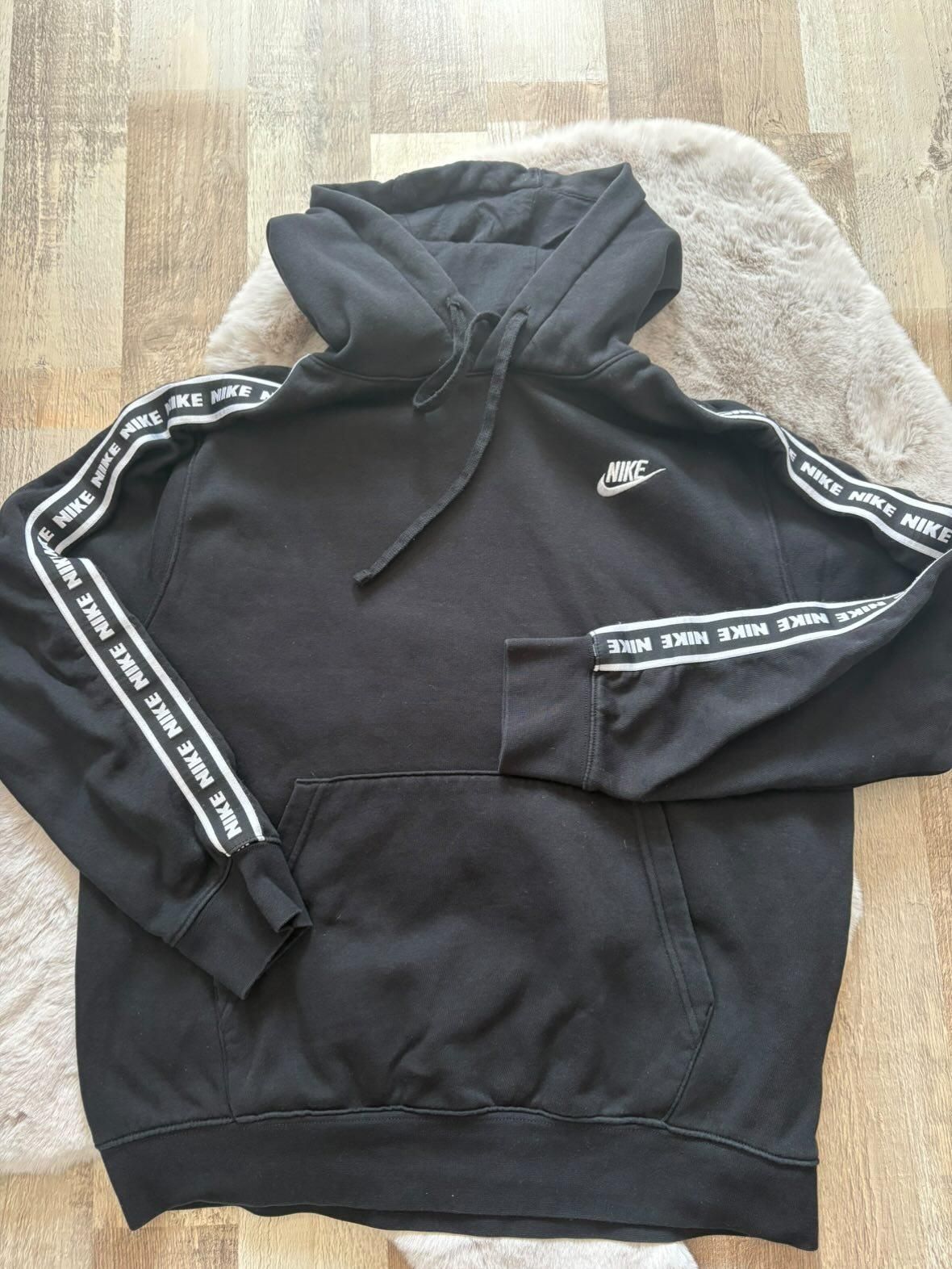 Тениски на марките NIKE Armani Flair Pause Guess