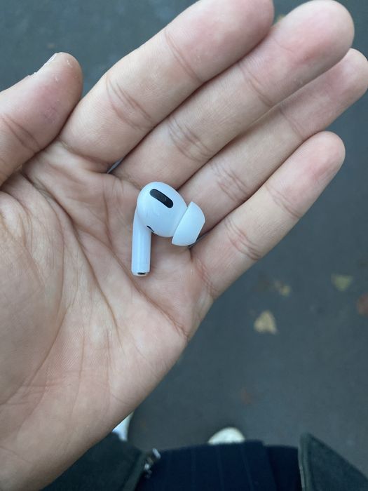 airpods pro 1 левый наушник оригинал в хорошем состоянии