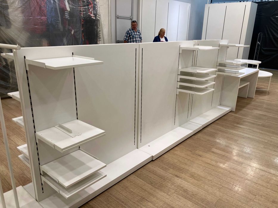 Продават се мебели от верига магазини за дрехи