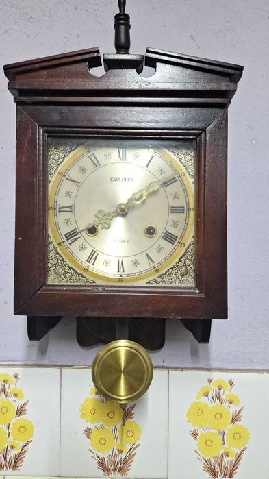 Ceas mecanic de perete cu pendul.