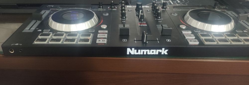 Numark Mixtrack Platinum