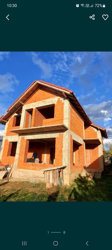 Vand casa la rosu, Sarbi