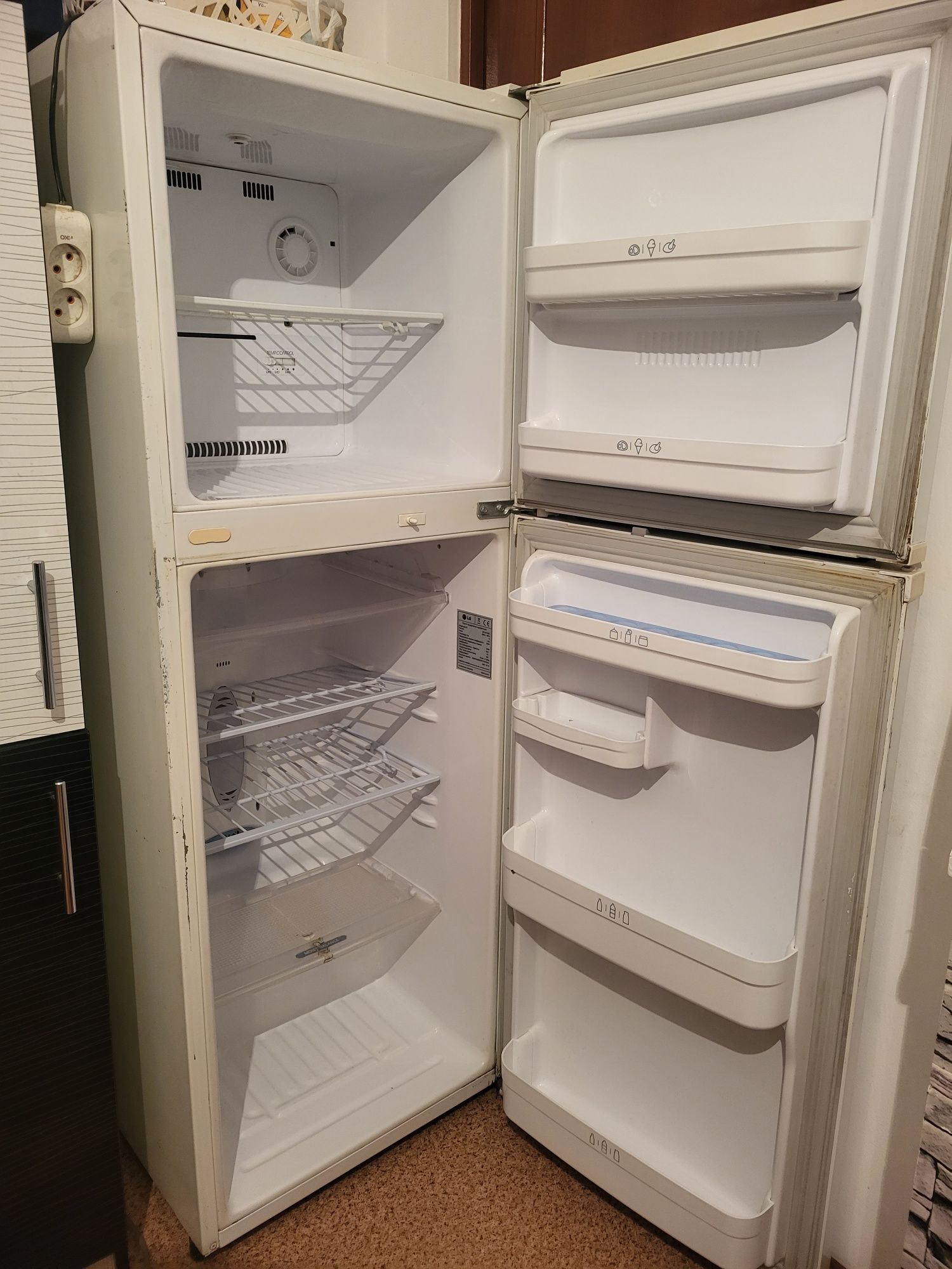 Продоёться Холодильник LG